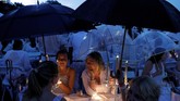 FOTO: Keseruan Pesta Makan Malam Rahasia ala New York Makan malam rahasia serba putih kembali digelar di New York. Intip keseruan pesta rahasia berikut ini.