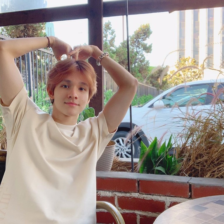 5 Pesona Tampannya Kim Samuel Kabar duka meliputi keluarga idol asal Korea Selatan, Kim Samuel pasalnya sang ayah jadi korban perampokan dan pembunuhan. Intip 5 pesona tampannya, Kim Samuel.