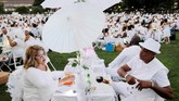 FOTO: Keseruan Pesta Makan Malam Rahasia ala New York Makan malam rahasia serba putih kembali digelar di New York. Intip keseruan pesta rahasia berikut ini.