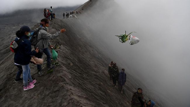 Selama Wulan Kepitu, tak boleh ada kendaraan bermotor yang melintas di Taman Nasional Bromo Tengger Semeru.
