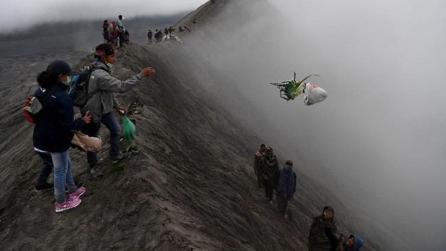 Bupati Lumajang Thoriqul Haq meminta masyarakat dan relawan terjun membantu aparat mencari pria tendang sesajen semeru karena telah
