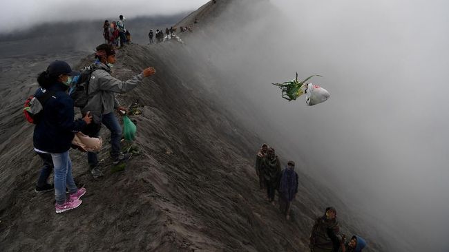 Two Religious Organizations Report the kicker of offerings in Semeru to the police