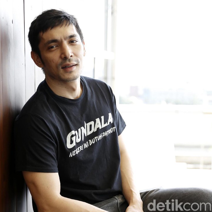 <p>Keluarga Abimana Aryasatya memang jarang tersorot, Bunda. Bintang film <em>Gundala</em> ini ternyata punya empat anak yang sudah besar. Banyak juga yang enggak tahu kalau sang istri, Inong Ayu, rupanya berperan sebagai manajer Abimana. <em>Couple goals</em> banget yaaa... (Foto: Asep Syaifullah/detikHOT)</p>