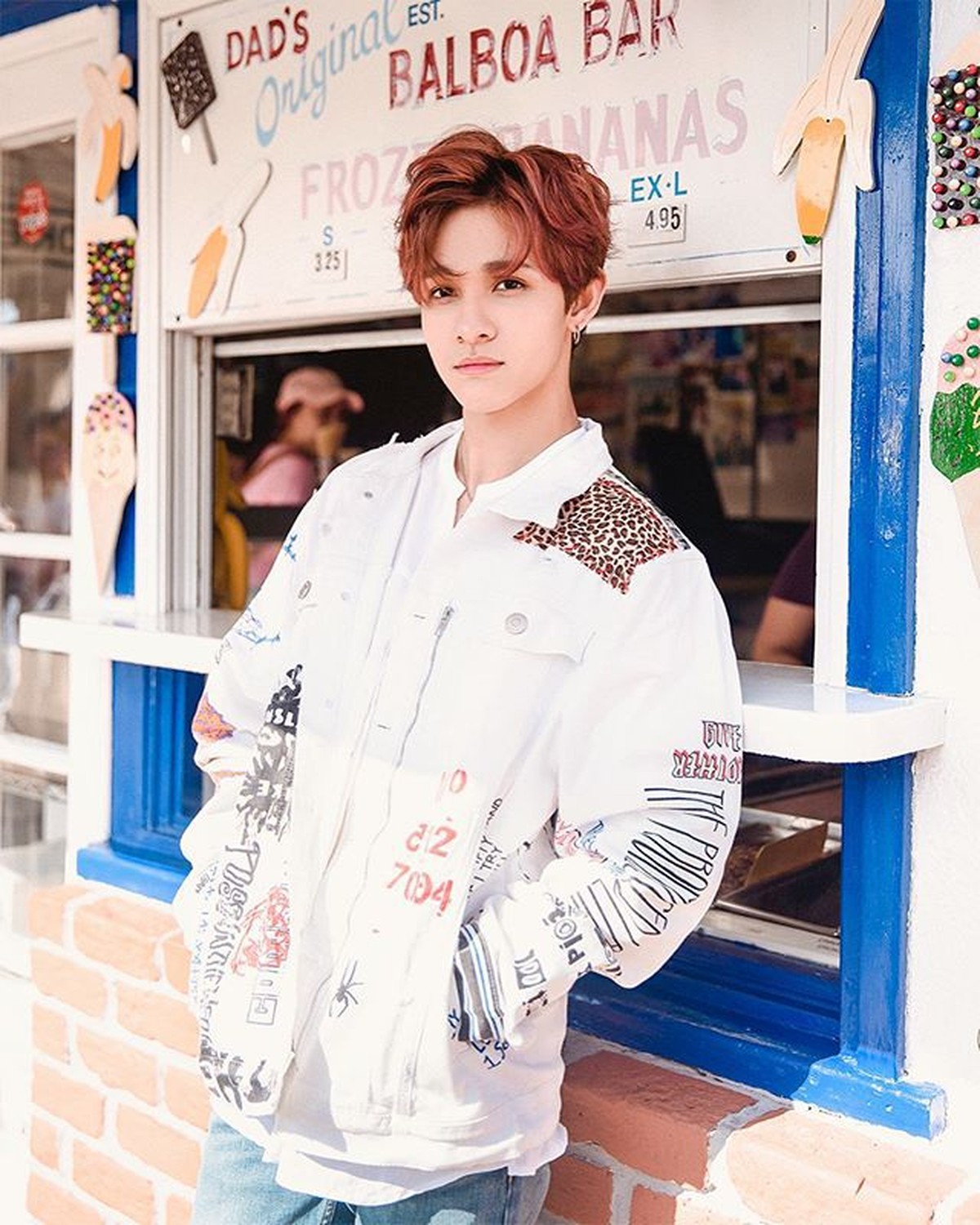 Kabar duka meliputi keluarga idol asal Korea Selatan&comma; Kim Samuel pasalnya sang ayah jadi korban perampokan dan pembunuhan&period; Intip 5 pesona tampannya&comma; Kim Samuel&period;