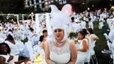 FOTO: Keseruan Pesta Makan Malam Rahasia ala New York Makan malam rahasia serba putih kembali digelar di New York. Intip keseruan pesta rahasia berikut ini.