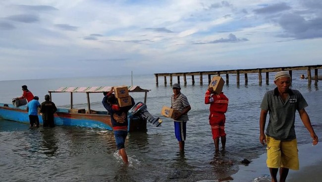 PT Antam Tbk menyalurkan bantuan kepada warga terkena dampak gempa di Maluku Utara.