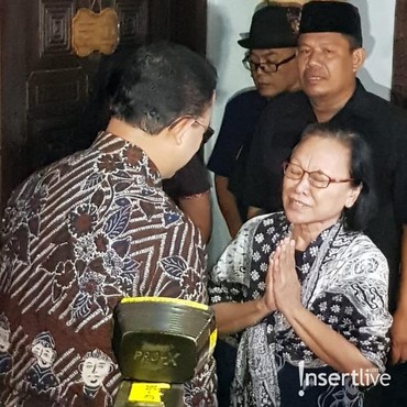 Anies Baswedan Sambangi Rumah Duka Arswendo Atmowiloto