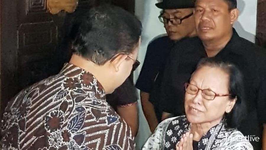 Anies Baswedan Sambangi Rumah Duka Arswendo Atmowiloto Gubernur DKI Jakarta Anies Baswedan menyambangi rumah duka mendiang Arswendo Atmowiloto.
