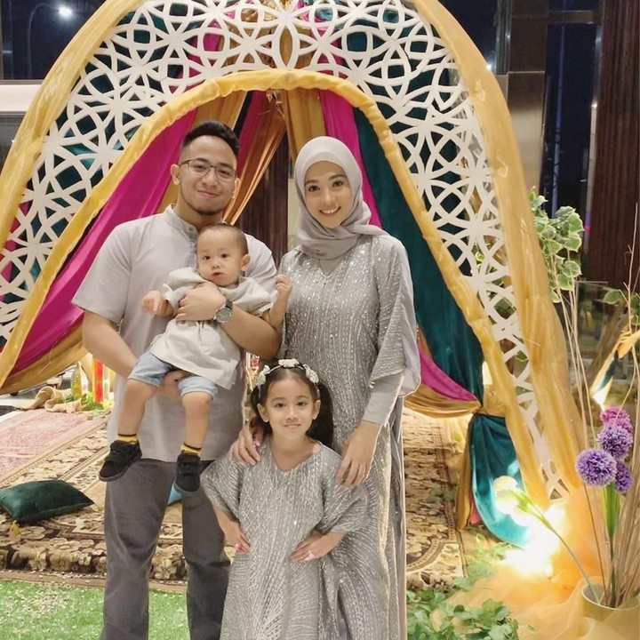 <p>Selalu sehat dan bahagia ya, Poppy Bunga sekeluarga. (Foto: Instagram @poppybungariphat)  </p>