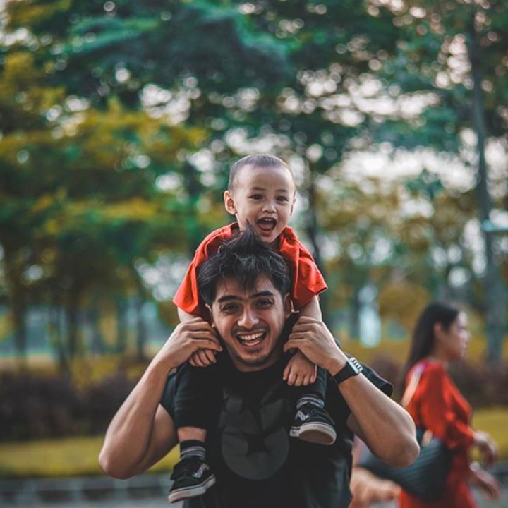 Susahnya mengajak foto anak ikut dirasakan Ricky. Demi mendapatkan foto yang bagus, Ricky sampai harus menggendong Thaya di atas pundaknya. (Foto: Instagram @rickyharun)