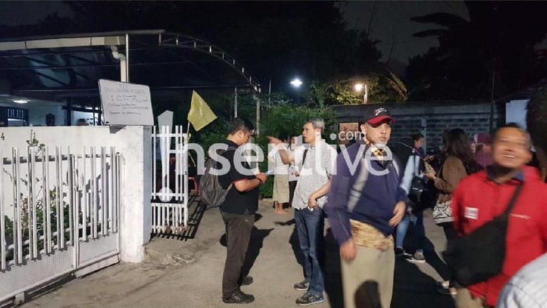 Kabar duka datang dari sastrawan, Arswendo Atmowiloto yang tutup usia pada Jum'at (19/7) . Berikut suasana di rumah duka Arswendo Atmowiloto.