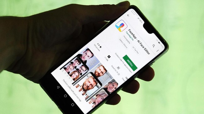 Sekitar 10.737 orang Indonesia yang menjadi korban pengunduhan aplikasi FaceApp abal-abal yang diberi nama FaceApp Pro.