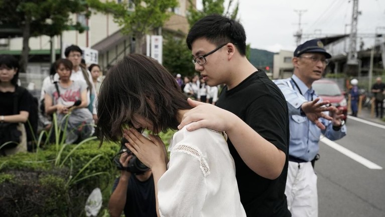 Suasana para warga Jepang yang hadir memberikan doa usai kejadian kebakaran di Kyoto Animation yang terjadi pada Kamis (18/7).