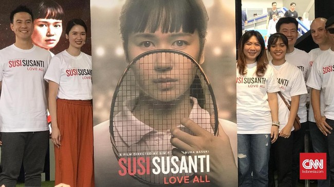 Aktris Indonesia, Laura Basuki, memberi dukungan secara langsung kepada para atlet yang bertanding dalam Indonesia Open 2019 di Istora Senayan.