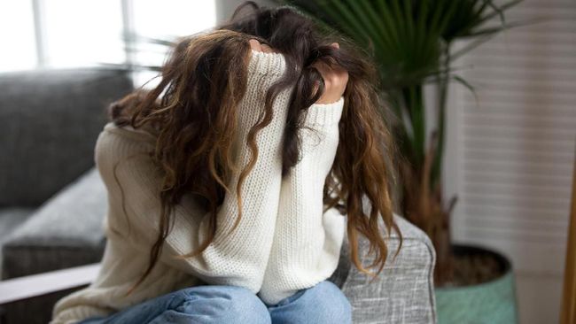 Ilustrasi Cemas Young woman victim suffering from abuse, harassment, depression or heartbreak, sad desperate teenager having problems holding head in hands, heartbroken upset girl crying having dangerous addiction