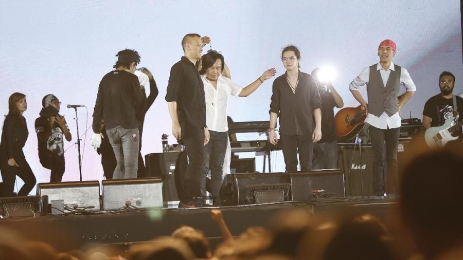 Dewa 19 ft. Ari Lasso dan Dul Dewa 19 ft. Ari Lasso dan Dul di We The Fest 2019