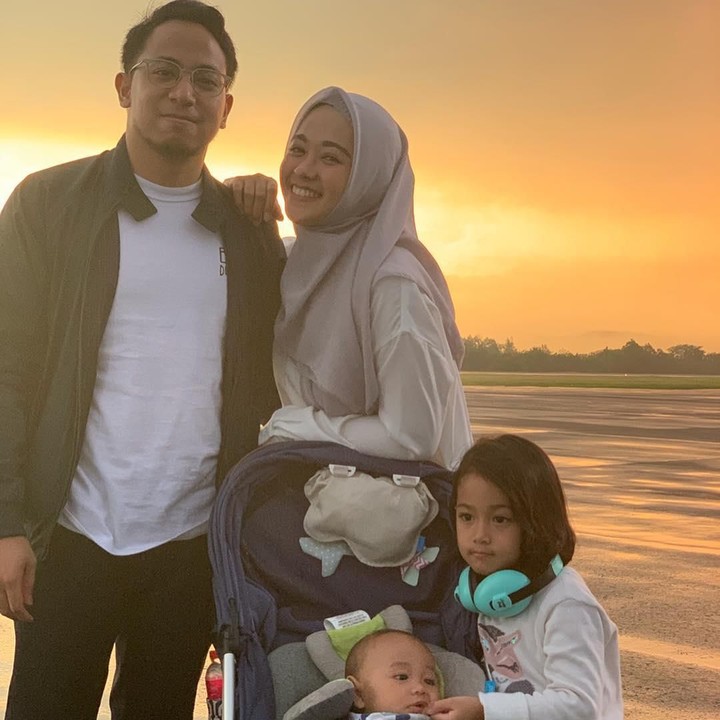 <p>Nuansa orange dalam potret ini menambah suasa hangat kebersamaan mereka ya, Bun. (Foto: Instagram @poppybungariphat)</p>