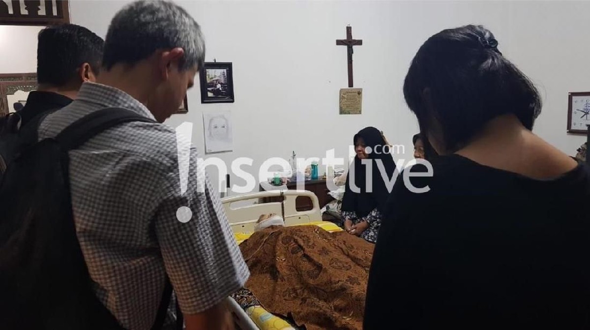 Kabar duka datang dari sastrawan&comma; Arswendo Atmowiloto yang tutup usia pada Jum'at &lpar;19&sol;7&rpar; &period; Berikut suasana di rumah duka Arswendo Atmowiloto&period;