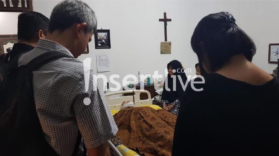Arswendo Atmowiloto wafat karena sakit kanker kandung kemih.