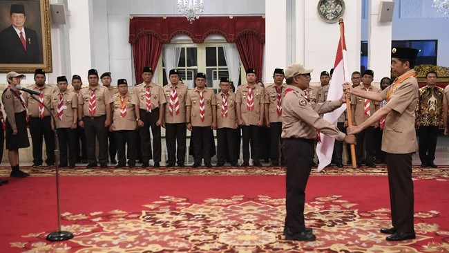Melepas kontingen Pramuka ke Jambore Pramuka Dunia ke-24 di Virginia Barat, Amerika Serikat, Presiden Jokowi menyebut mereka sebagai duta bangsa.