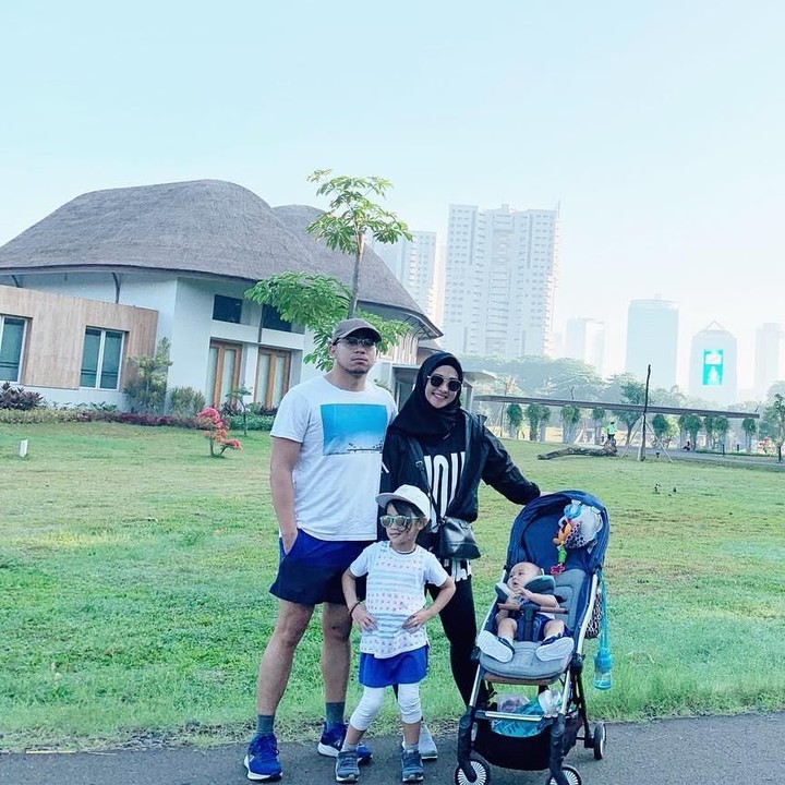 <p>Kompak banget nih penampilan keluarga Poppy Bunga. (Foto: Instagram @poppybungariphat)</p>