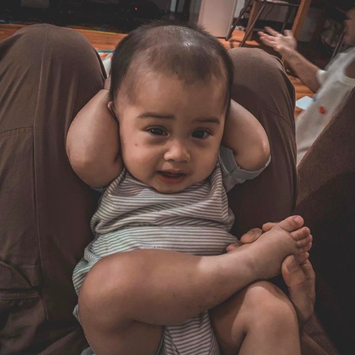 Wah gaya duduk si bungsu semakin mencuri perhatian nih. Gaya banget si Adik Dhia ya, Bun. He-he-he. (Foto: Instagram @rickyharun)