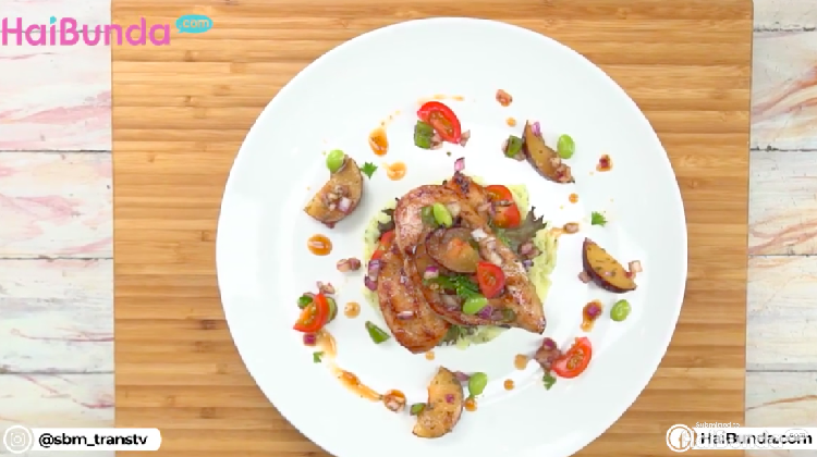 Ingin menyajikan makan malam keluarga serasa di restoran? Bunda harus coba nih resep Steak Ayam Salsa Buah Plum.