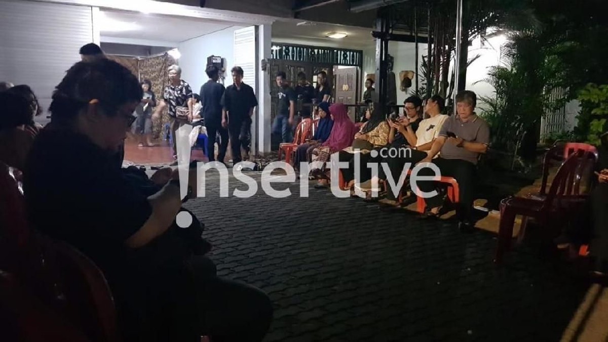 Kabar duka datang dari sastrawan&comma; Arswendo Atmowiloto yang tutup usia pada Jum'at &lpar;19&sol;7&rpar; &period; Berikut suasana di rumah duka Arswendo Atmowiloto&period;