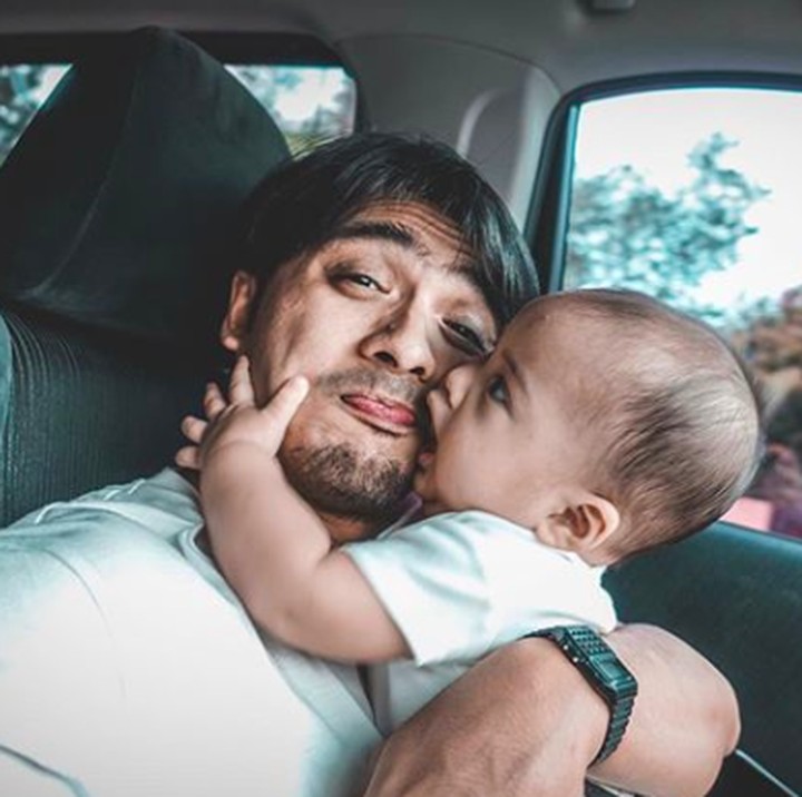 Si Dhia sepertinya gemas nih sama kumis si Poya. Sampai mau dimakan gitu. He-he-he. (Foto: Instagram @rickyharun)