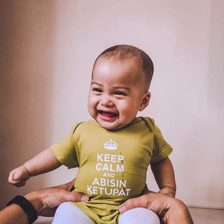 Lahir pada Desember 2018, kini Dhia sudah tampak besar lho. Sudah bisa duduk nih, Bun. (Foto: Instagram @rickyharun)