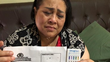 img-title Sambil Menangis, Nunung Tunjukkan Hasil Tes Positif Narkoba