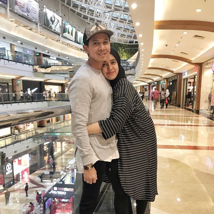 Saat ini, kehidupan Fairuz dan Sonny tampak lebih bahagia bersama kedua buah hati. (Foto: Instagram @sonnyseptian)<div class="yj6qo ajU"><div id=":39q" class="ajR" tabindex="0" data-tooltip="Show trimmed content"><img class="ajT" src="https://ssl.gstatic.com/ui/v1/icons/mail/images/cleardot.gif" alt="" /></div></div>