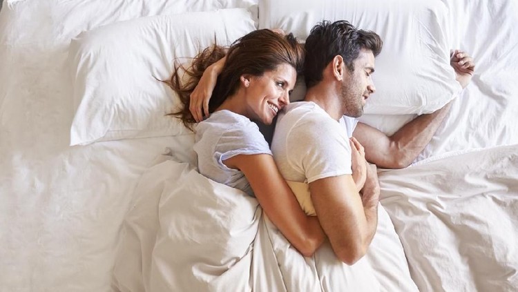 Rasa sakit yang Bunda rasakan dapat mengurangi kenyamanan saat bercinta sama Ayah. Ganti dengan posisi berikut yuk!