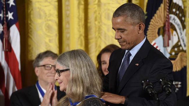 Margaret Hamilton Selain Neil Amstrong yang berada di garda terdepan dalam perjalanan ke Bulan 50 tahun lalu, ada para perempuan cerdas yang mewujudkan langkah Amstrong di Bulan.
