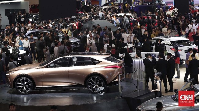 Suasana pameran otomotif GIIAS 2019 di Ice BSD, Serpog, Kamis, 18 Juli 2019. CNNIndonesia/Safir Makki
