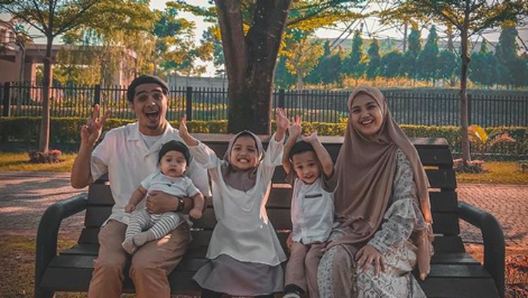 Delapan bulan setelah melahirkan, istri Ricky Harun, Herfiza kembali hamil. Adakah risikonya hamil lagi dengan jarak yang begitu dekat?