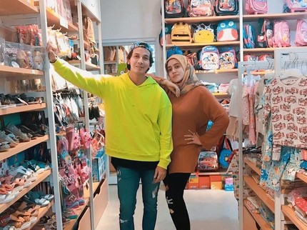 Mesra! 9 Potret Romantis Fairuz A Rafiq dan Sonny Septian