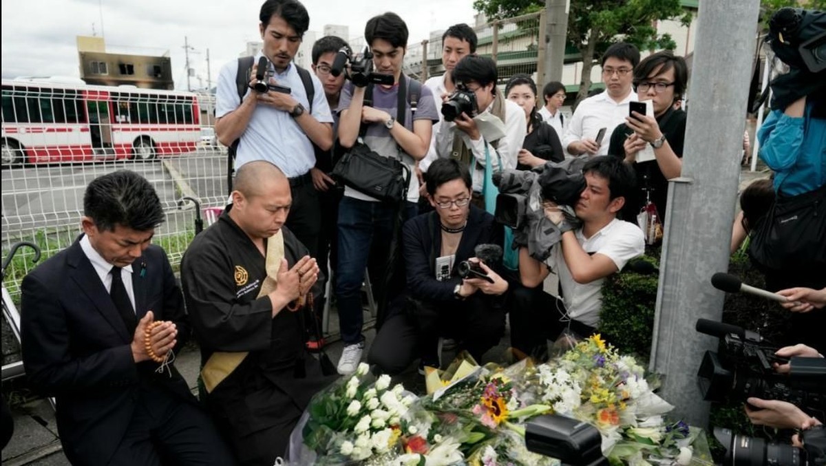 Suasana para warga Jepang yang hadir memberikan doa usai kejadian kebakaran di Kyoto Animation yang terjadi pada Kamis &lpar;18&sol;7&rpar;&period;