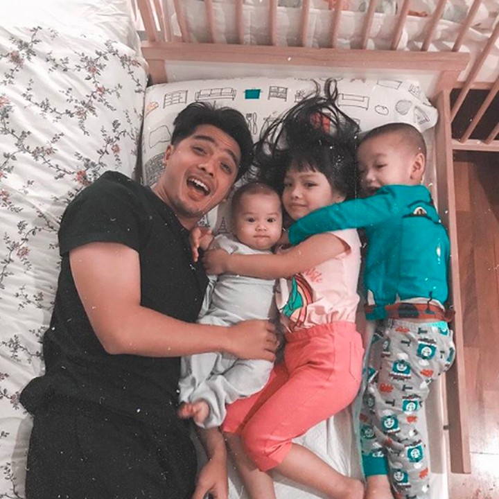 Poya sering menghabiskan waktunya untuk quality time bareng anak-anak. Eh si Thaya gayanya kompak sama Poya ya. (Foto: Instagram @rickyharun)