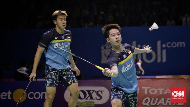 Kevin Sanjaya Sukamuljo melakukan aksi tengil di pengujung duel lawan Satwiksairaj Rankireddy/Chirag Shetty di semifinal Fuzhou China Open 2019,  Sabtu (9/11).