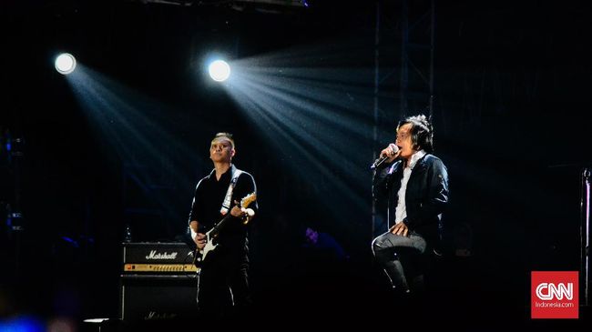 Gitaris Dewa 19, Andra Junaidi berharap band legendaris itu akan merilis lagu atau album usai menjalani tur bersama Ahmad Dhani tahun ini.