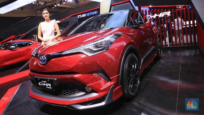 Selain Prius, Toyota juga memamerkan C-HR Hybrid yang menggunakan mesin ZR-FXE dengan power 100 ps yang dikombinasi motor listrik dengan power 36 ps. Toyota C-HR Hybrid ini dilepas dengan harga yang cukup kompetitif, yaitu Rp523 juta. (CNBC Indonesia/Andrean Kristianto)