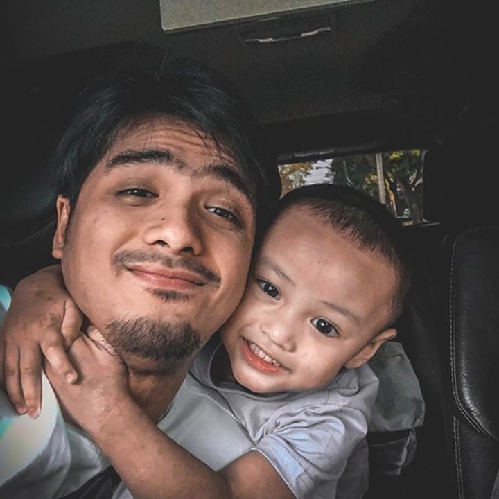 Sedangkan Abang Thaya sudah pinter <em>nge-vlog</em> bareng Poya (panggilan ayah untuk Ricky). (Foto: Instagram @rickyharun)