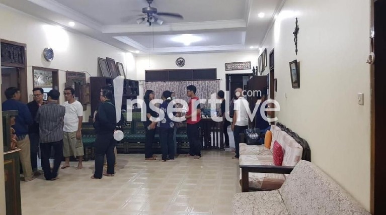 Kabar duka datang dari sastrawan, Arswendo Atmowiloto yang tutup usia pada Jum'at (19/7) . Berikut suasana di rumah duka Arswendo Atmowiloto.