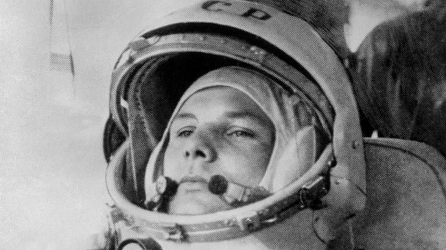 Kosmonot Soviet terkenal Yuri Gagarin dikenal sebagai manusia pertama yang melakukan perjalanan ke luar angkasa.