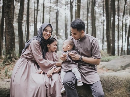 Jarang Terekspose, 7 Potret Bahagia Keluarga Kecil Poppy Bunga