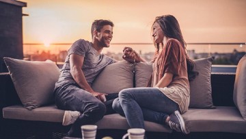 REKOMENDASI POSISI SEKS UNTUK DICOBA DI SOFA TANTRA