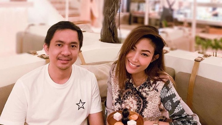 Ayu Dewi dan suami