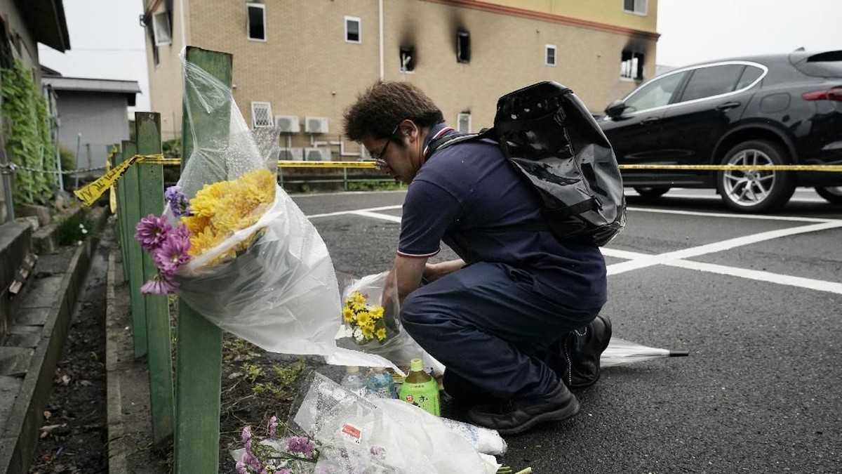 Suasana para warga Jepang yang hadir memberikan doa usai kejadian kebakaran di Kyoto Animation yang terjadi pada Kamis &lpar;18&sol;7&rpar;&period;