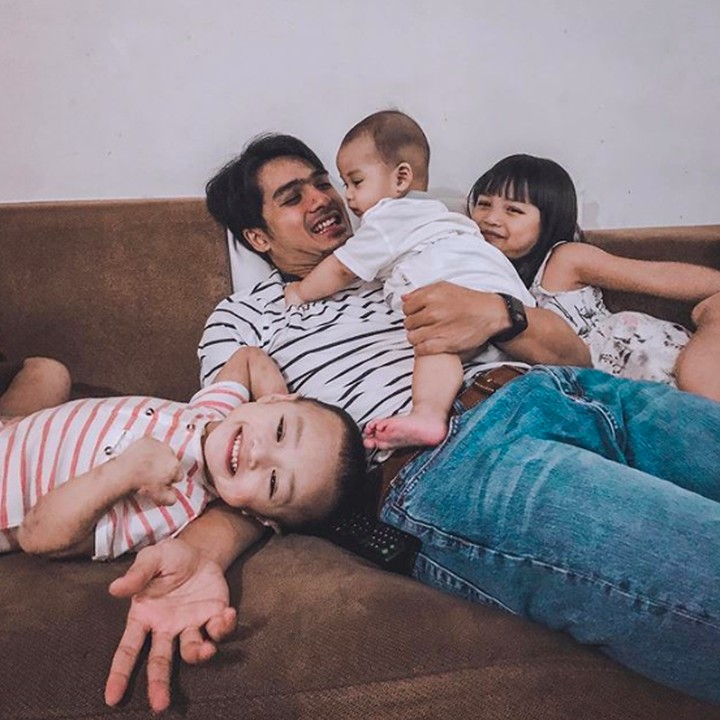 Setelah 3 tahun menikah, Ricky dan Herfiza dikaruniai tiga orang anak. Pertama dinamai Kiya, lalu ada Thaya, dan si bungsu Dhia. (Foto: Instagram @rickyharun)